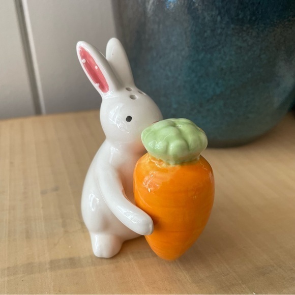 Other - LAST CHANCE Cute Bunny Carrot Salt Pepper Shakers Stacking Kitchen Dining Decor